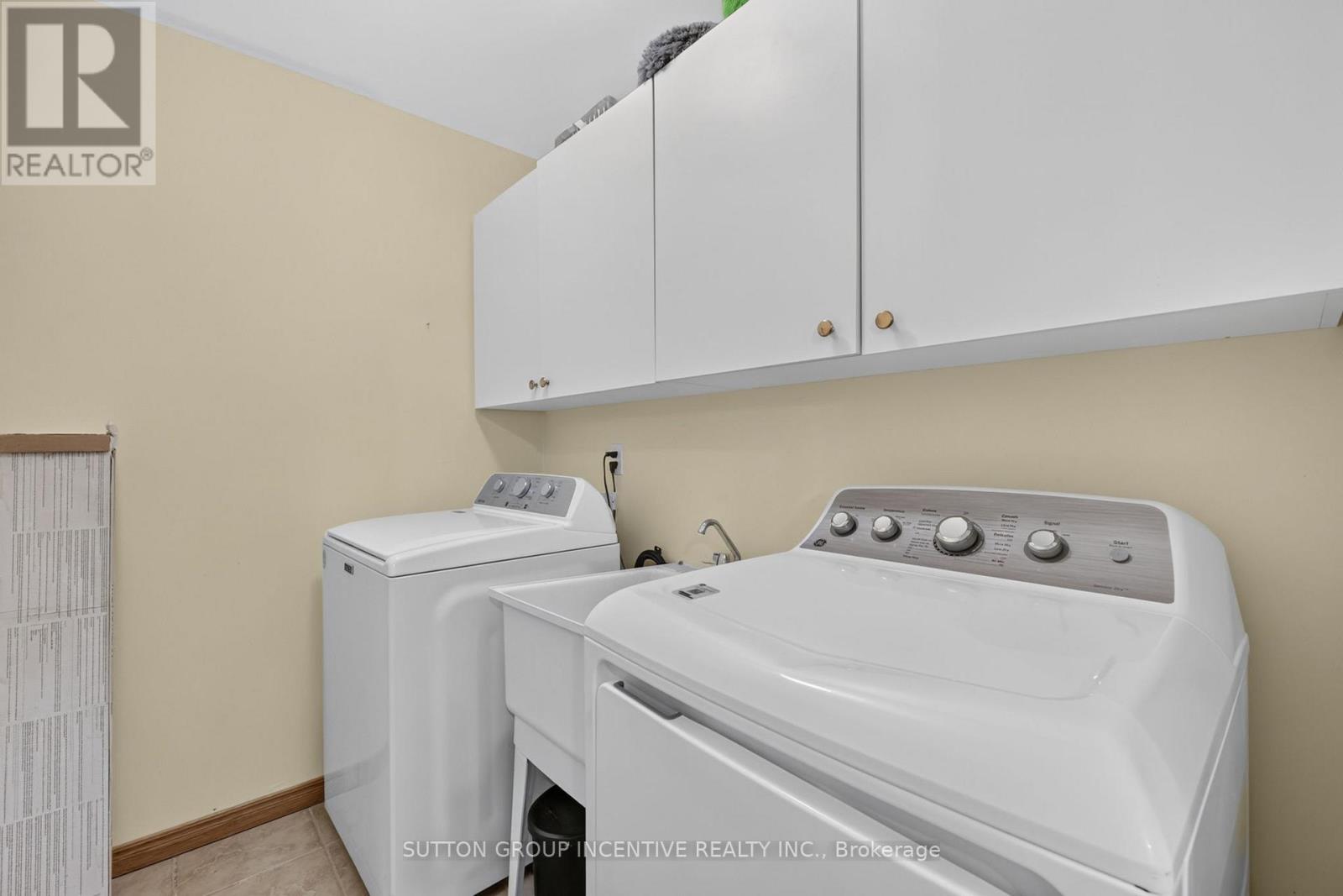 6 RIVERDALE DRIVE - 22