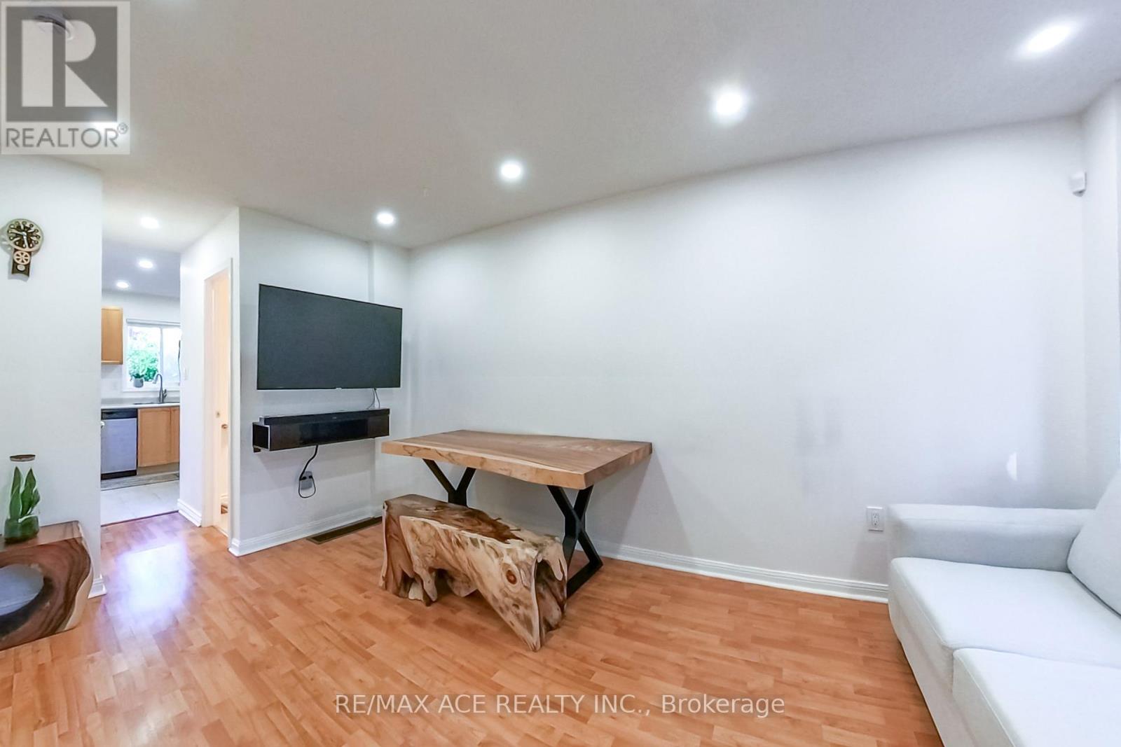 #22 1525 SOUTH PARADE COURT - 9