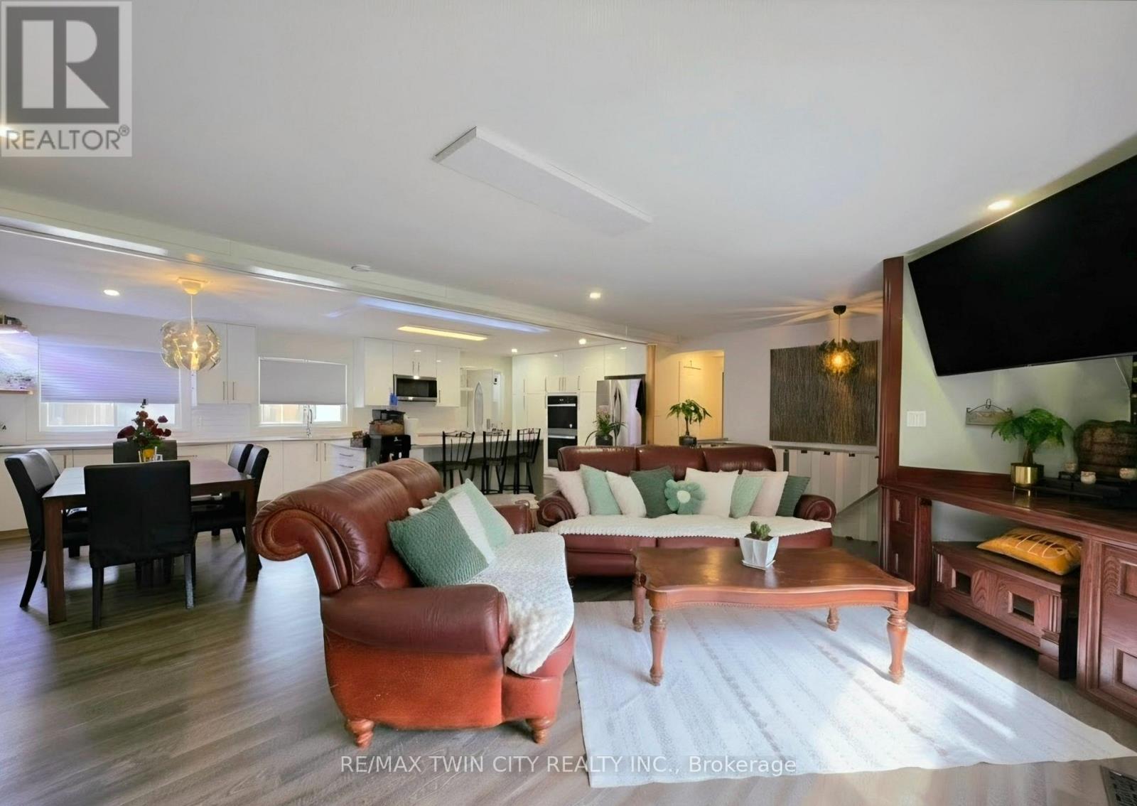 99 JOHN STREET W - Image 16
