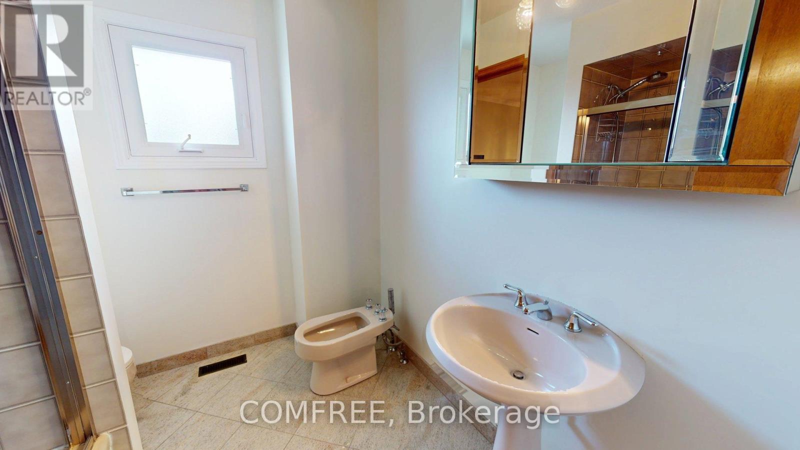 51 VENETIAN CRESCENT - 16