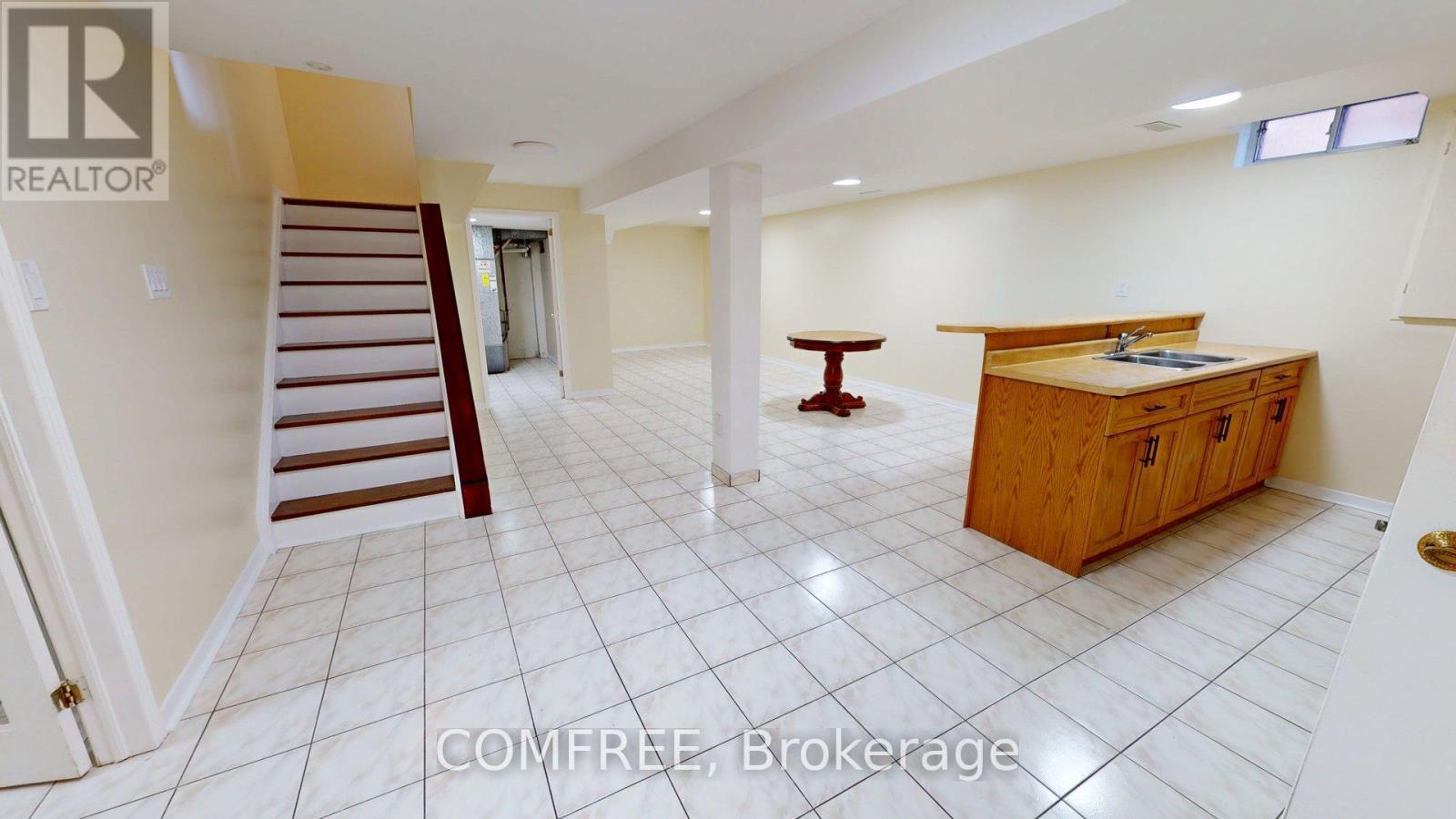 51 VENETIAN CRESCENT - 35