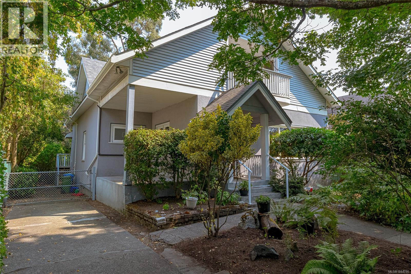  915 Oliver Street, Oak Bay