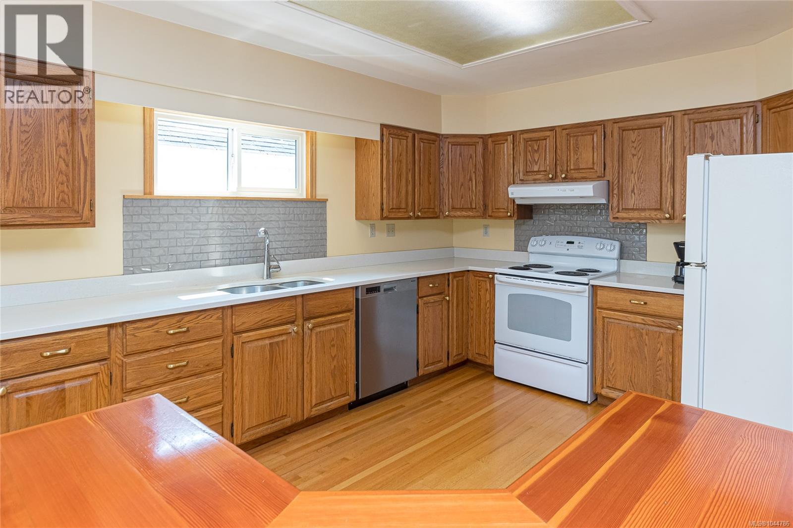  915 Oliver Street, Oak Bay