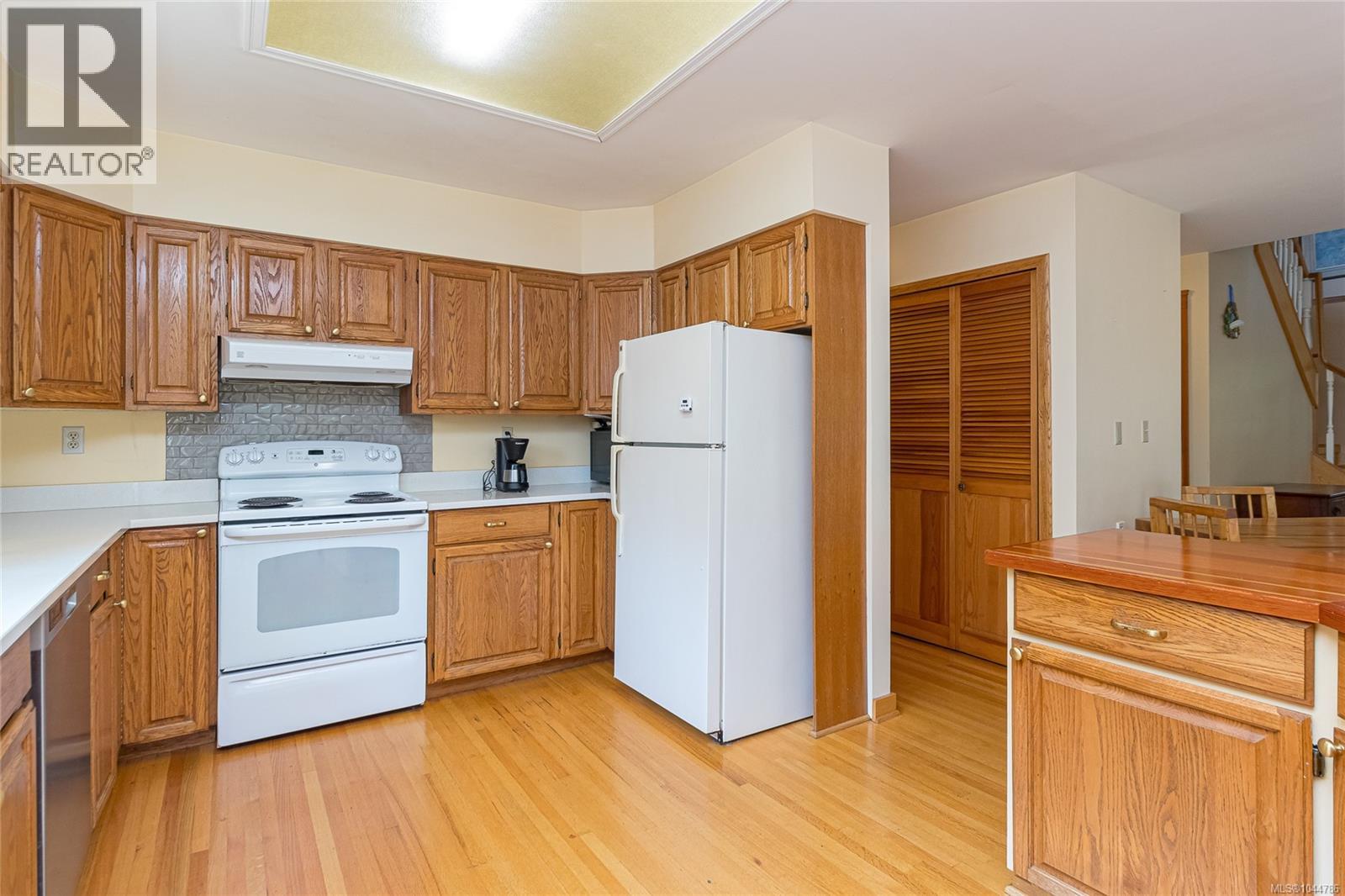  915 Oliver Street, Oak Bay