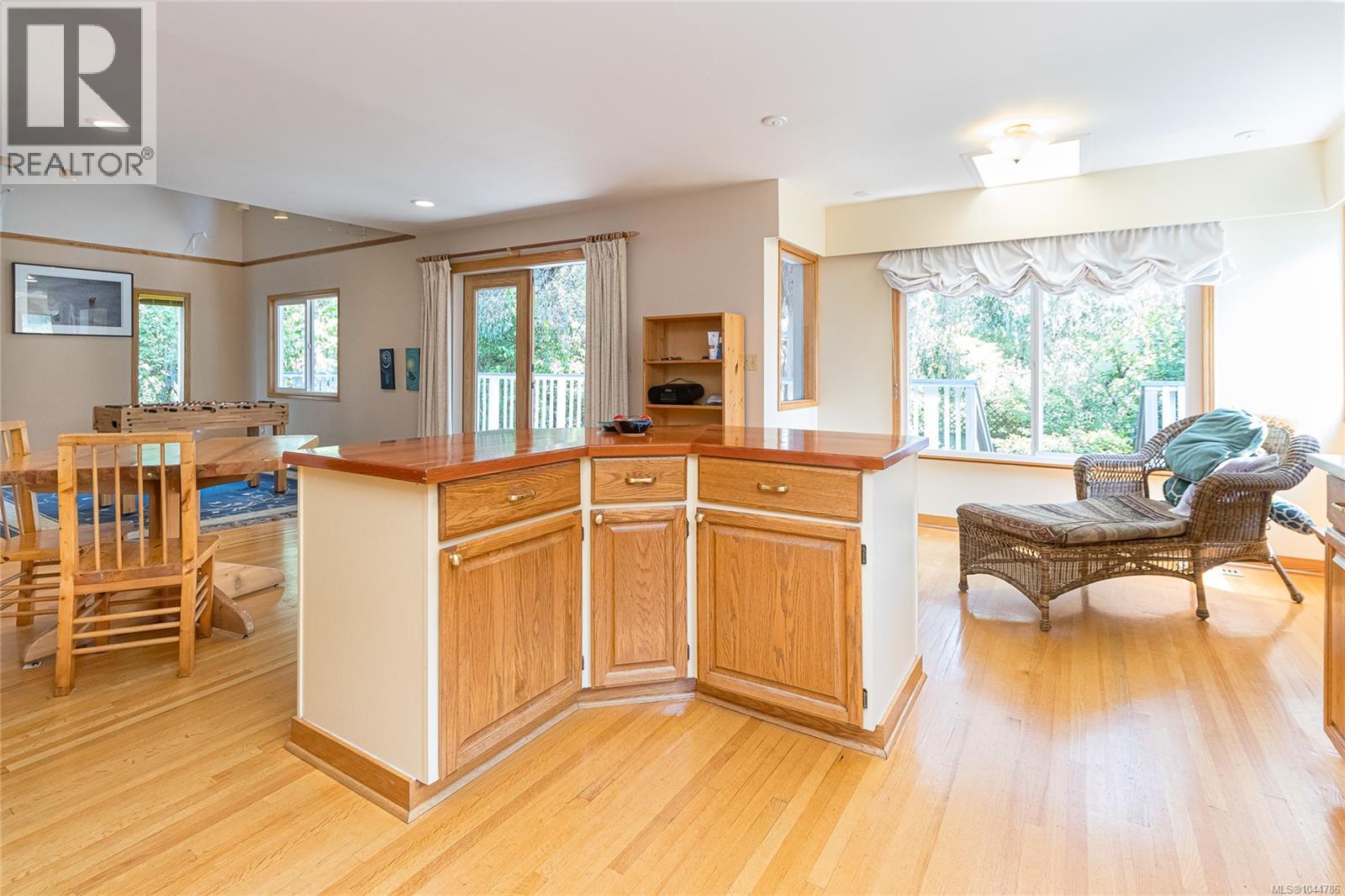  915 Oliver Street, Oak Bay