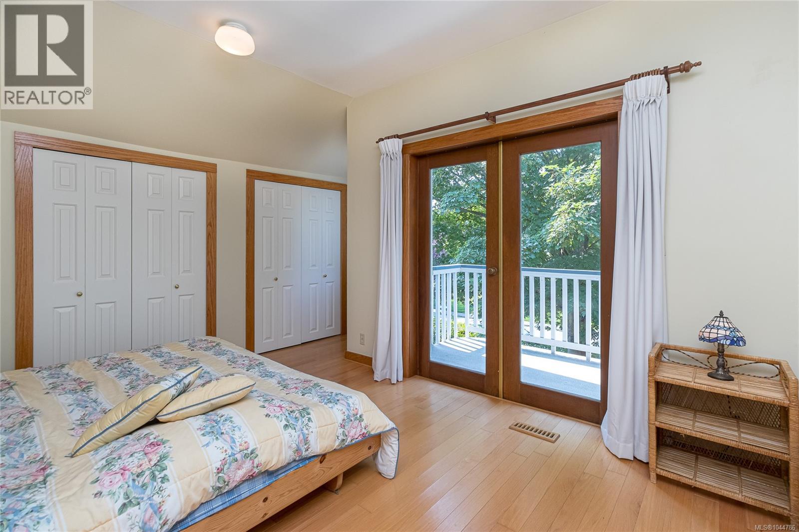  915 Oliver Street, Oak Bay