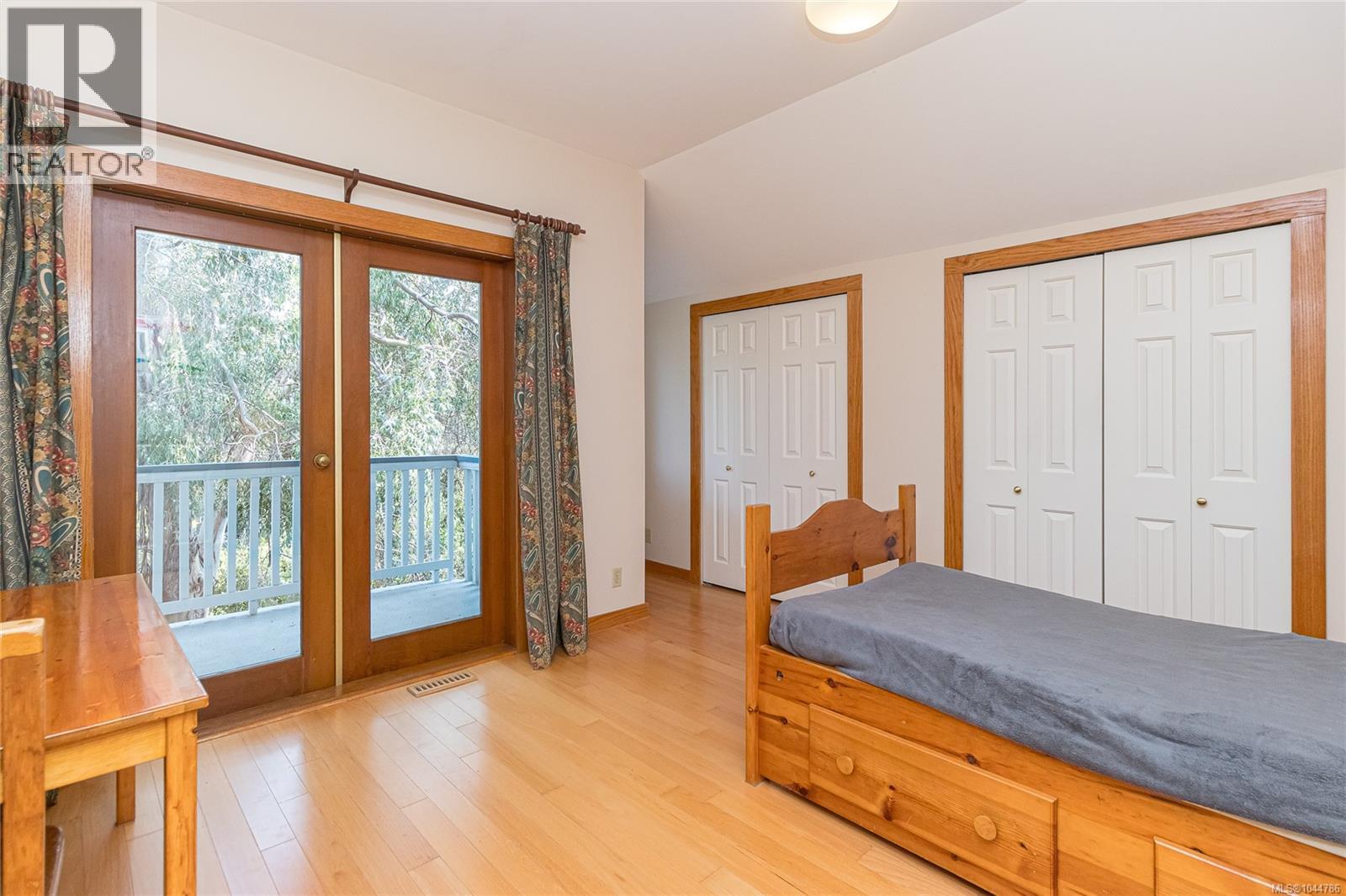  915 Oliver Street, Oak Bay