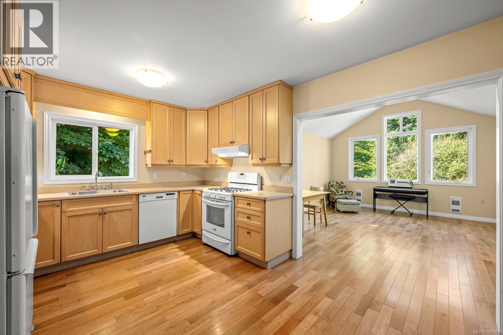 2625 Urquhart Ave - Image 3