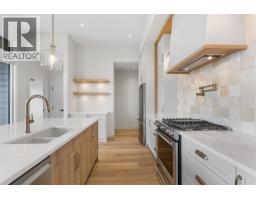 Full bathroom - 2066 Cortina Drive, Kelowna, BC V1P0B2 Photo 8