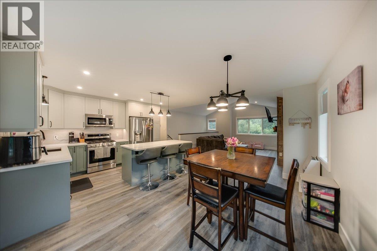 1065 LOWER CHINA CREEK Road, Castlegar