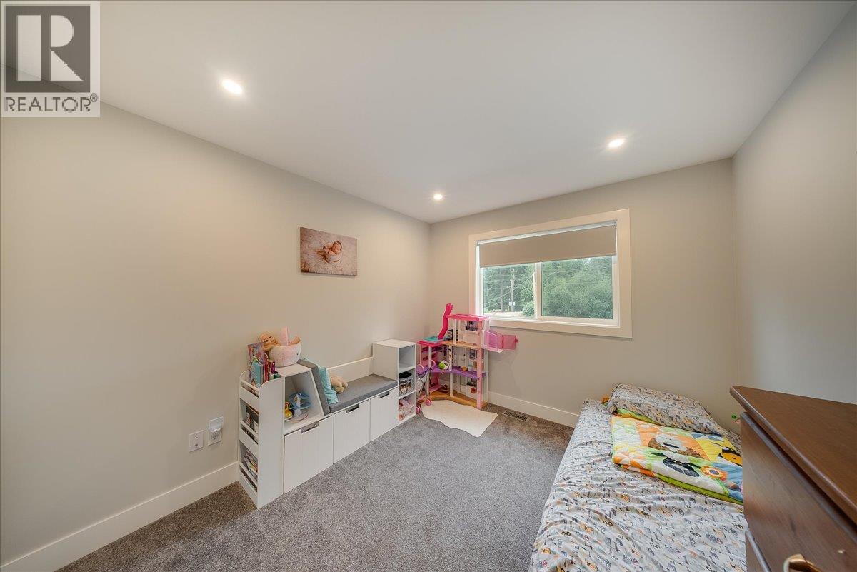 1065 LOWER CHINA CREEK Road, Castlegar