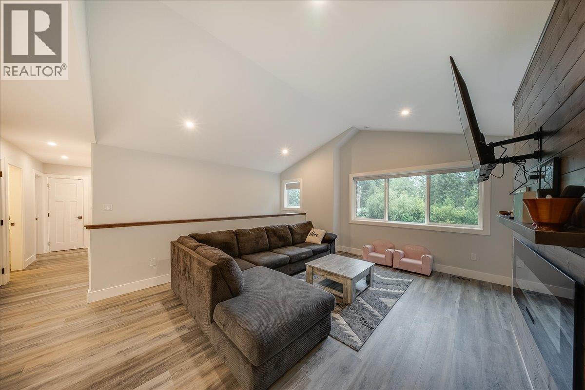 1065 LOWER CHINA CREEK Road, Castlegar