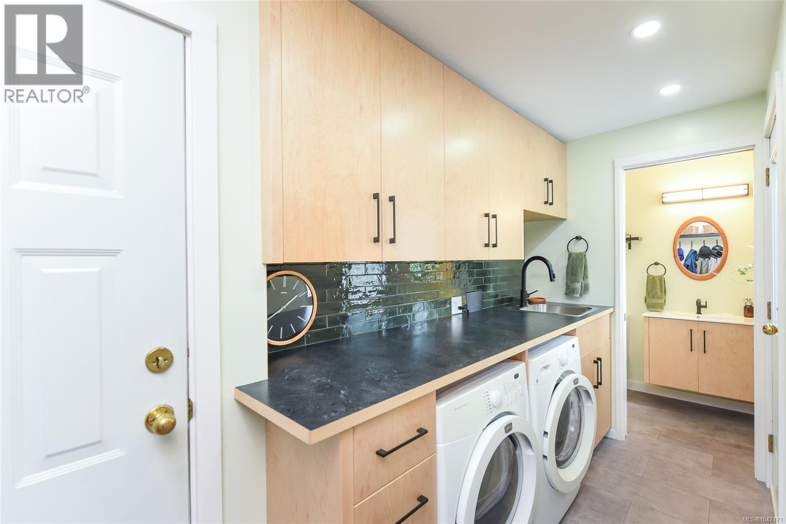 8892 Henderson Ave - 33