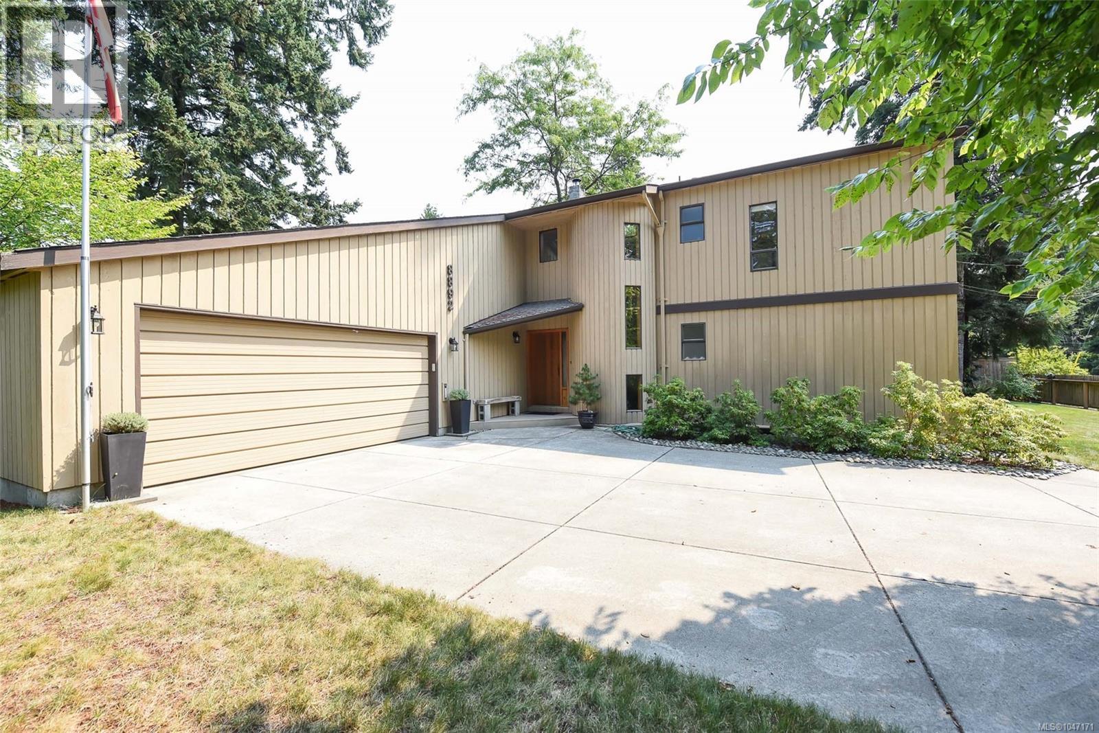 8892 Henderson Ave - 1