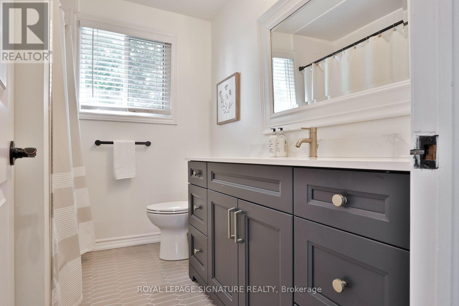 13 SMYTH CRESCENT - 32