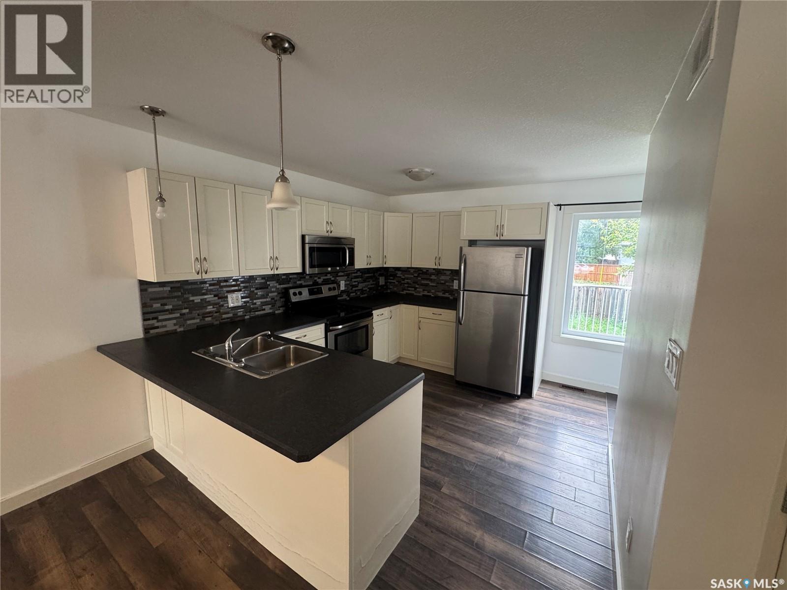 #525 Alexandra STREET - Image 4