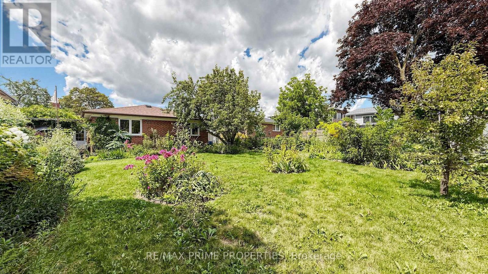 3 LEESWOOD CRESCENT E - 46