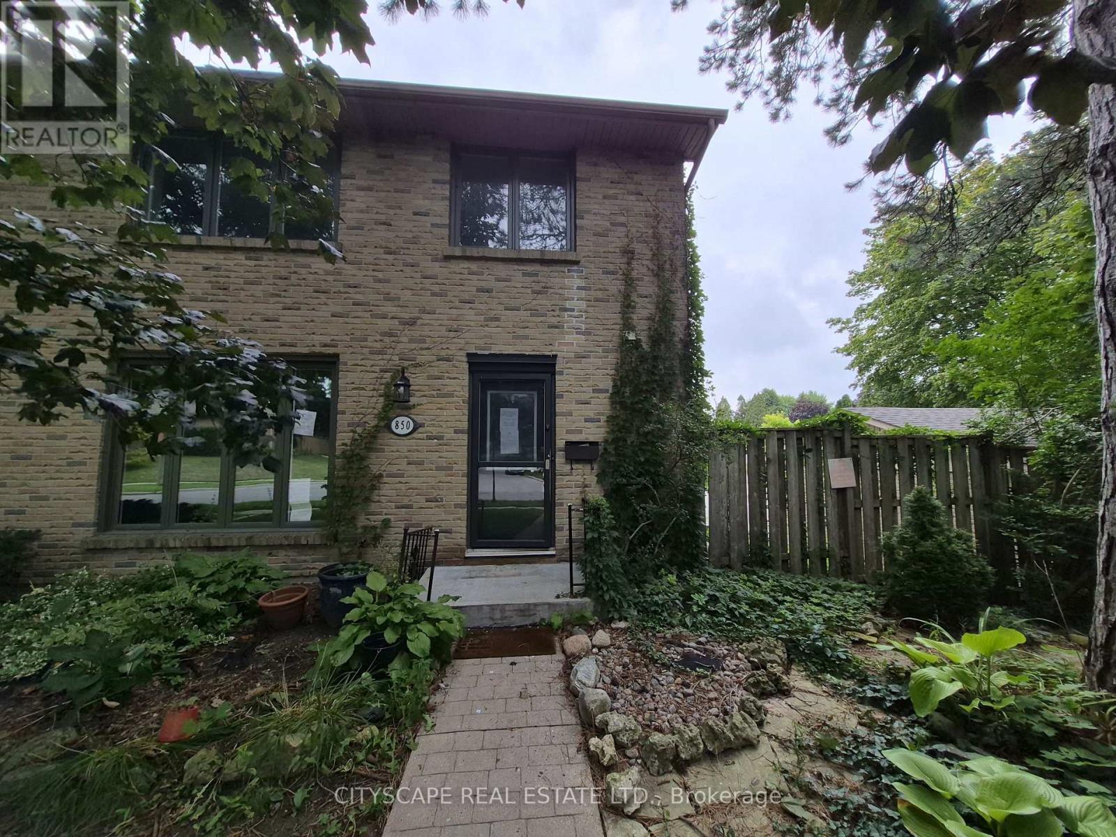 4 bedroom Single Family exterior, 8- 850 Berkshire Drive, London South (South N), Ontario