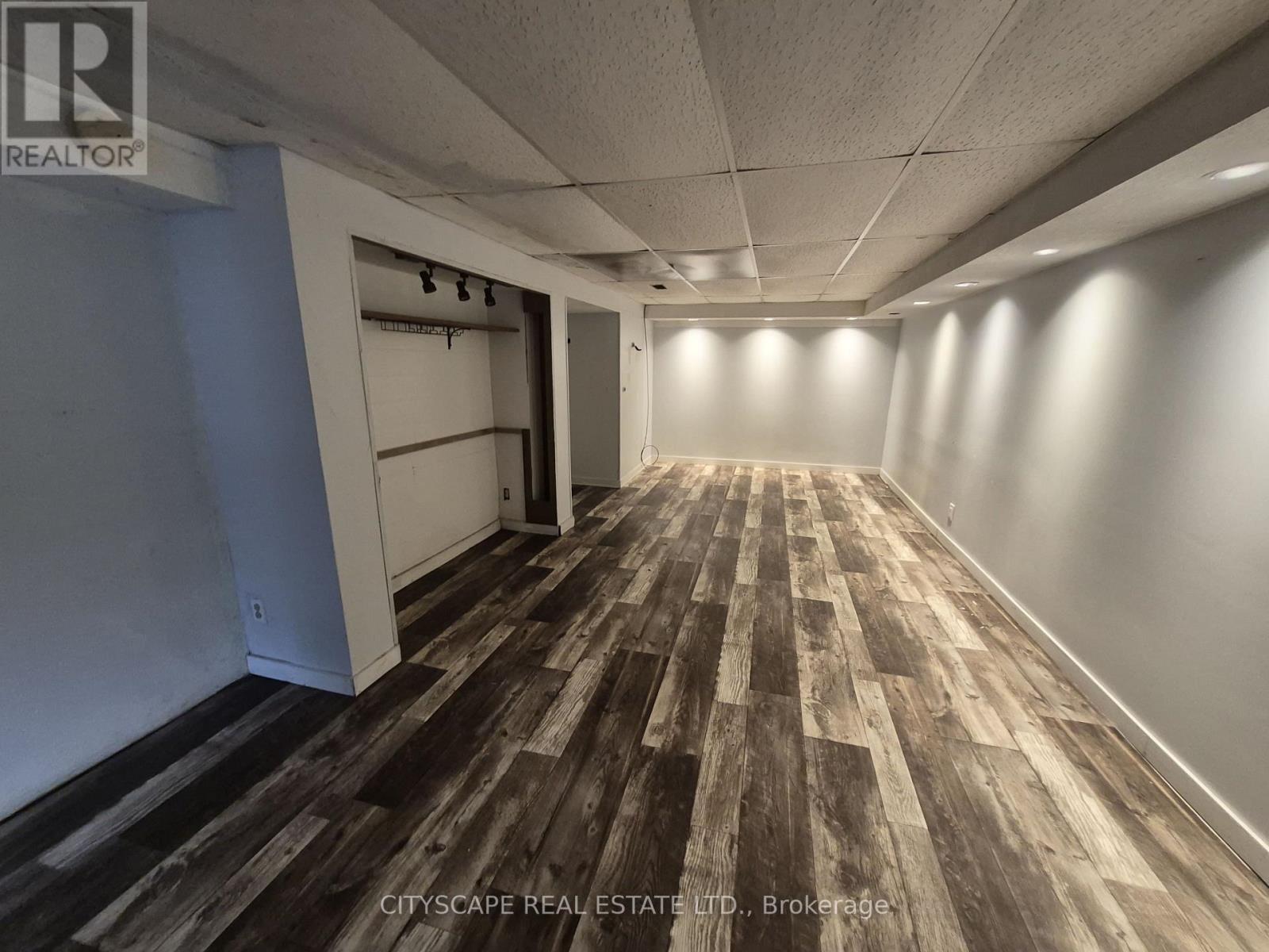 #8 850 BERKSHIRE DRIVE - Image 29