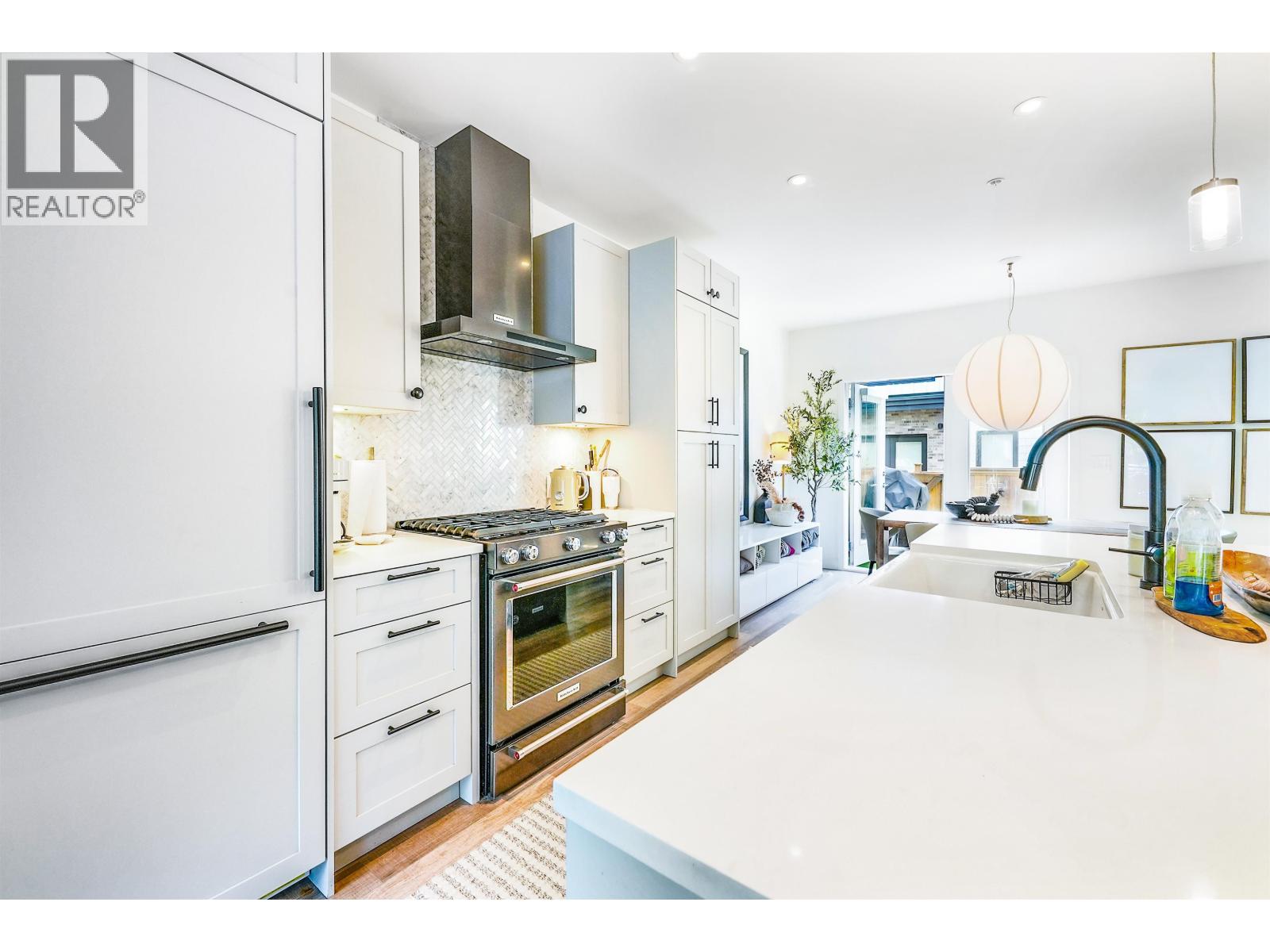 127 525 E 2ND STREET, North Vancouver