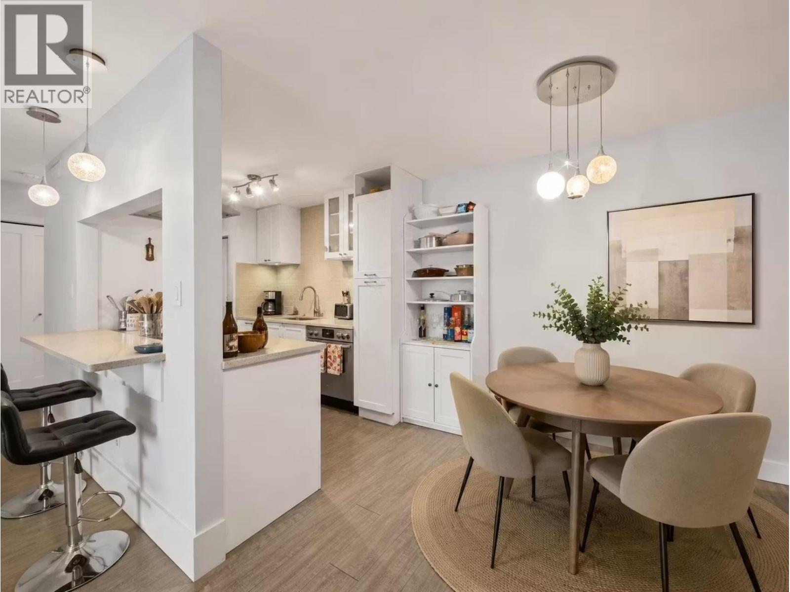 210 141 W 13TH STREET, North Vancouver