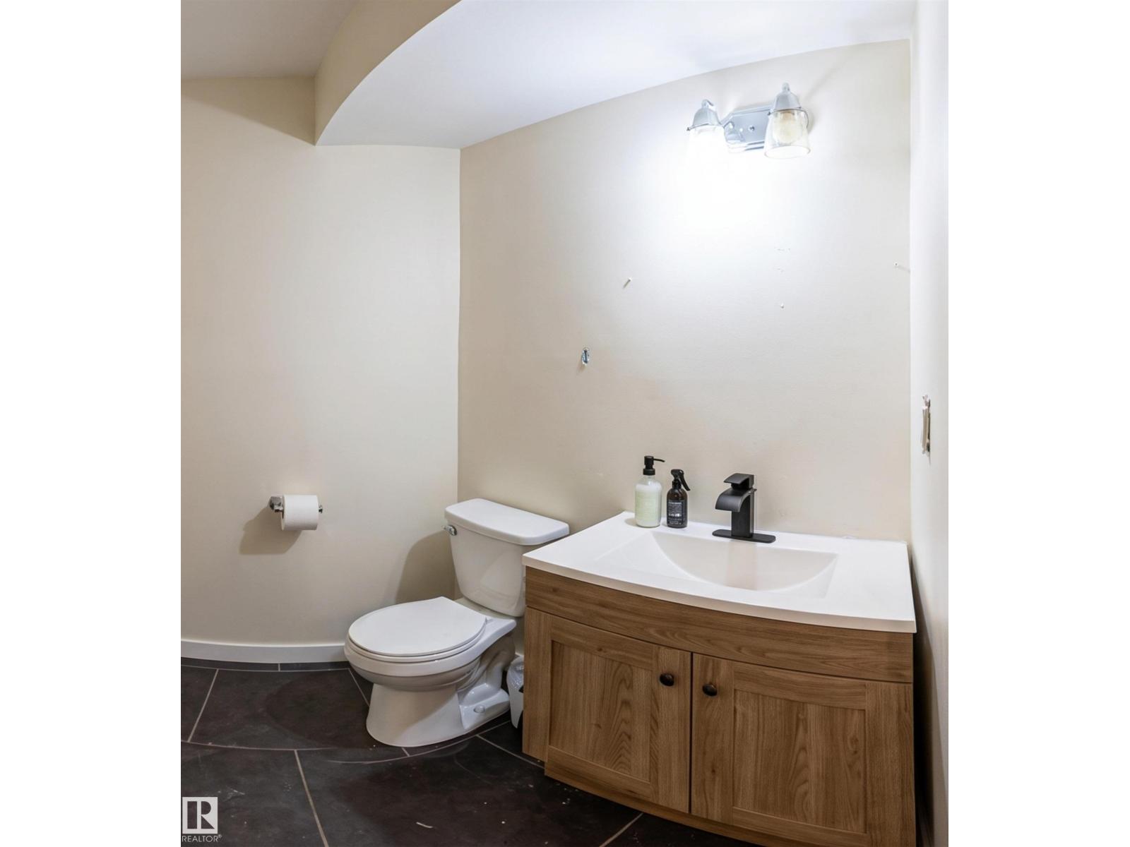 4216 49 AV - Image 35
