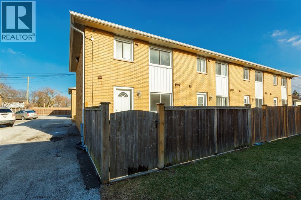 #20 816 WELLINGTON STREET - 27