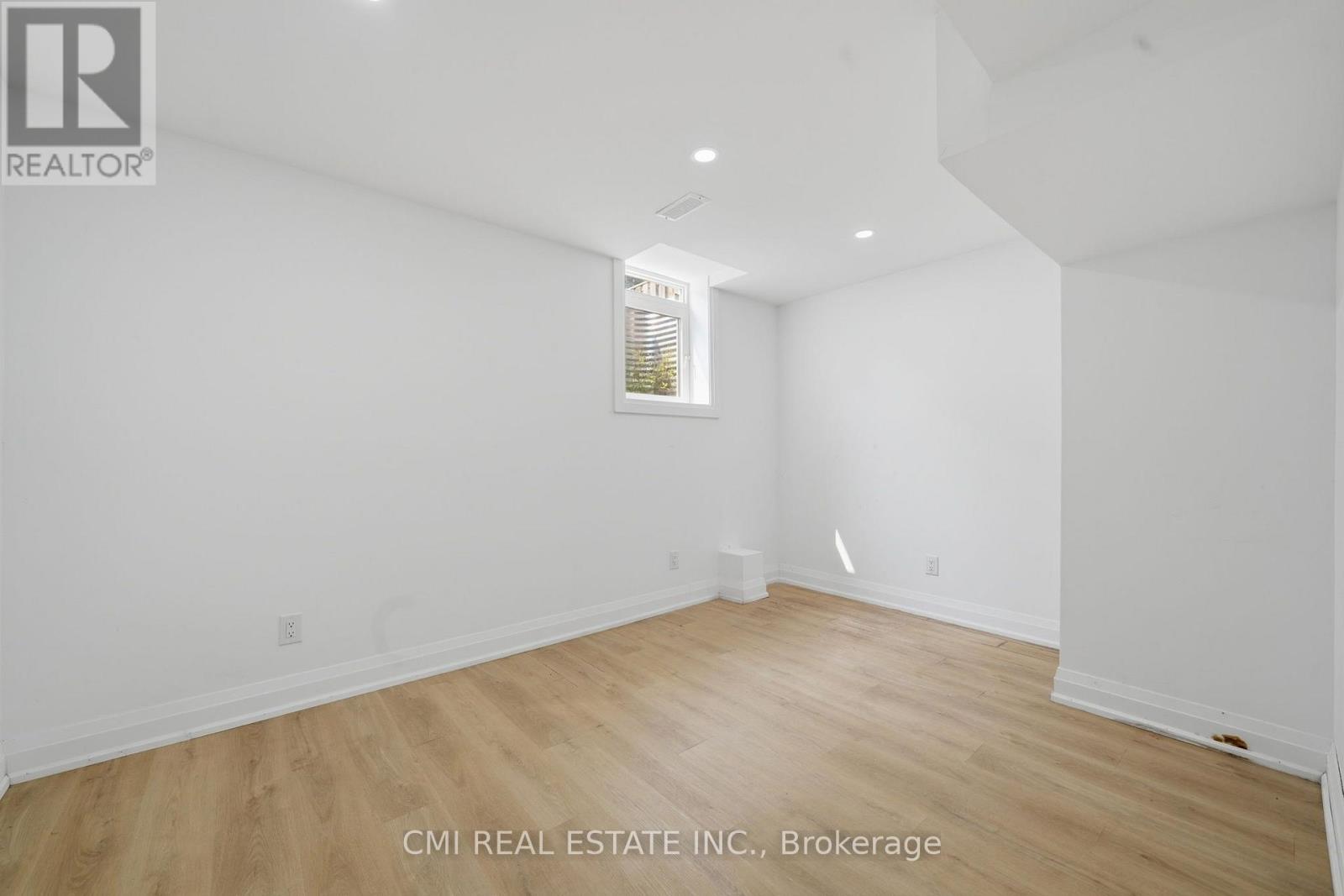 366 MARSHALL CRESCENT - 37