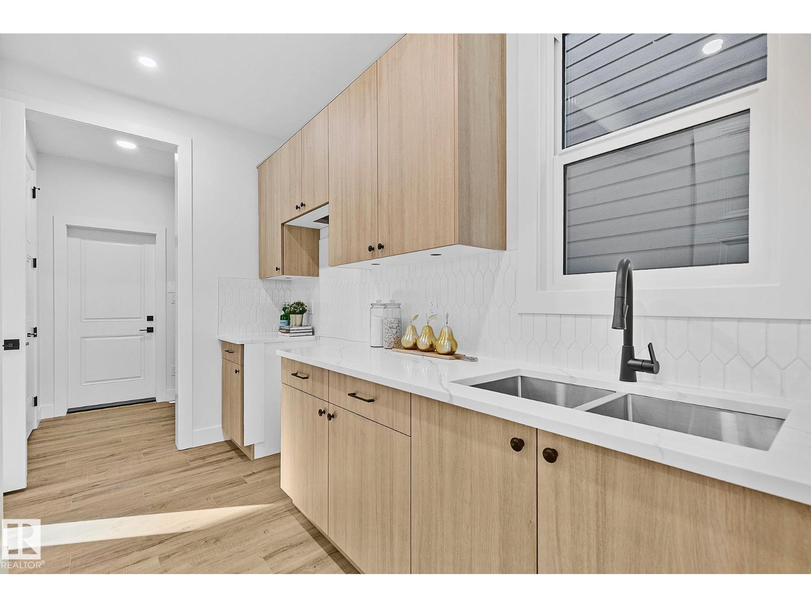 208 Falcon Crescent photo 5 — MLS® E4498550