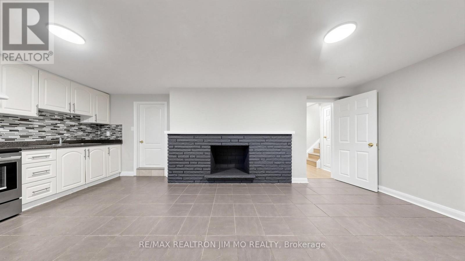 2571 KENNEDY ROAD - 32