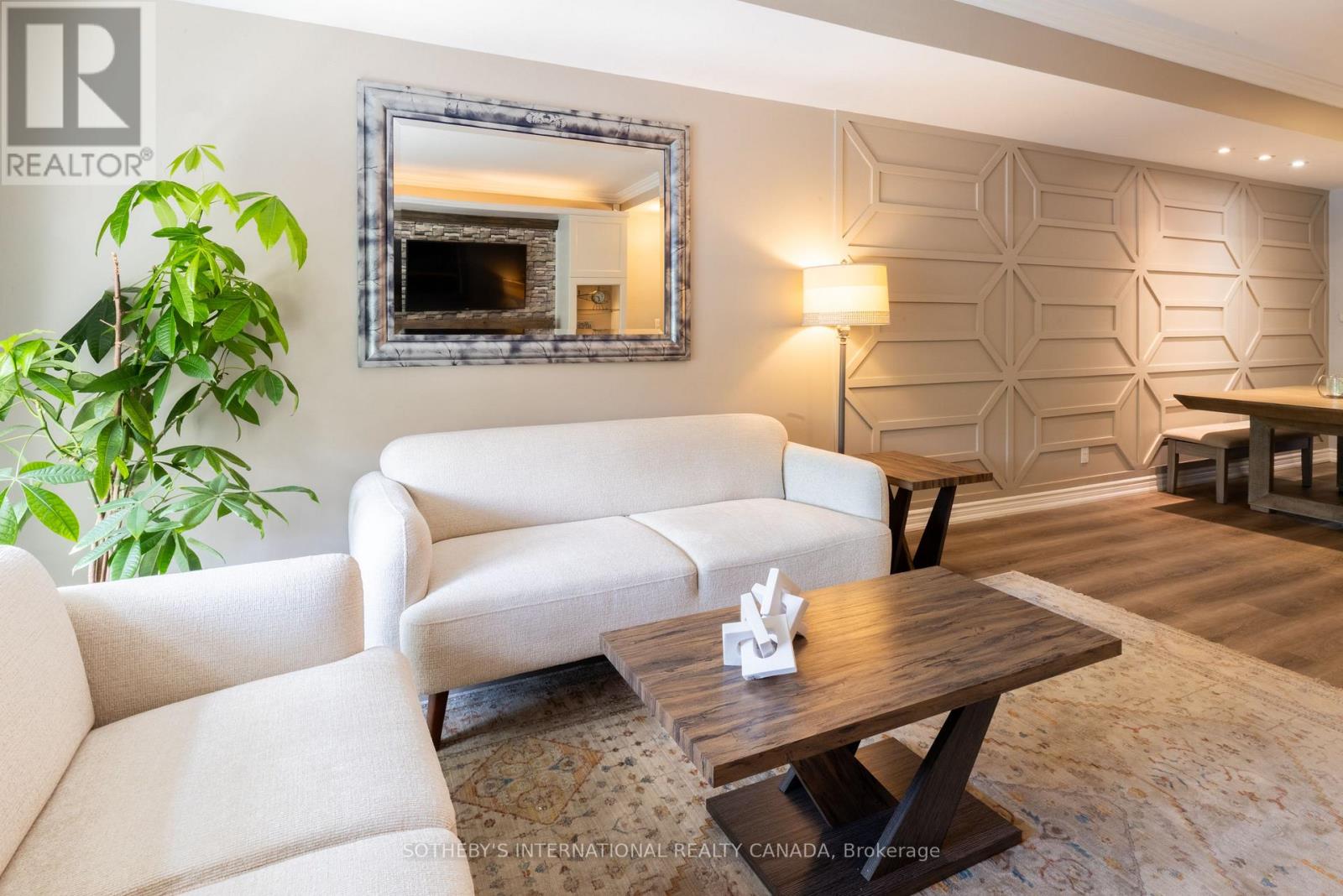 960A THE QUEENSWAY - 16