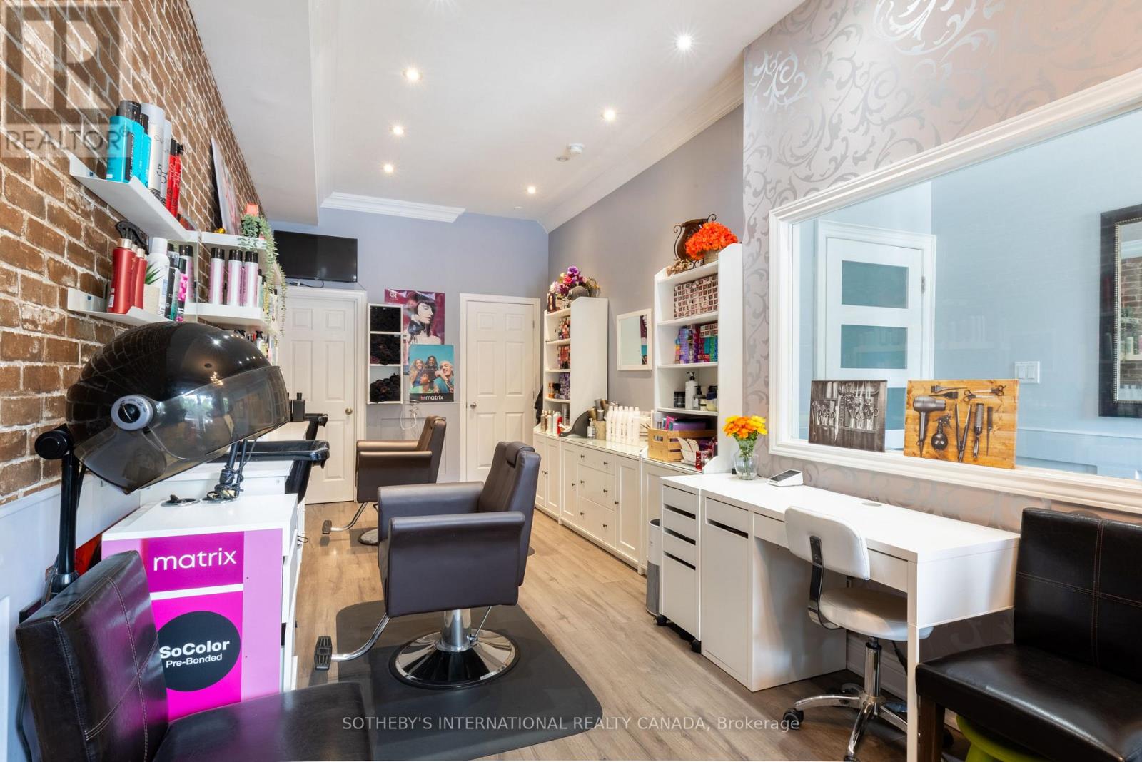 960A THE QUEENSWAY - 2