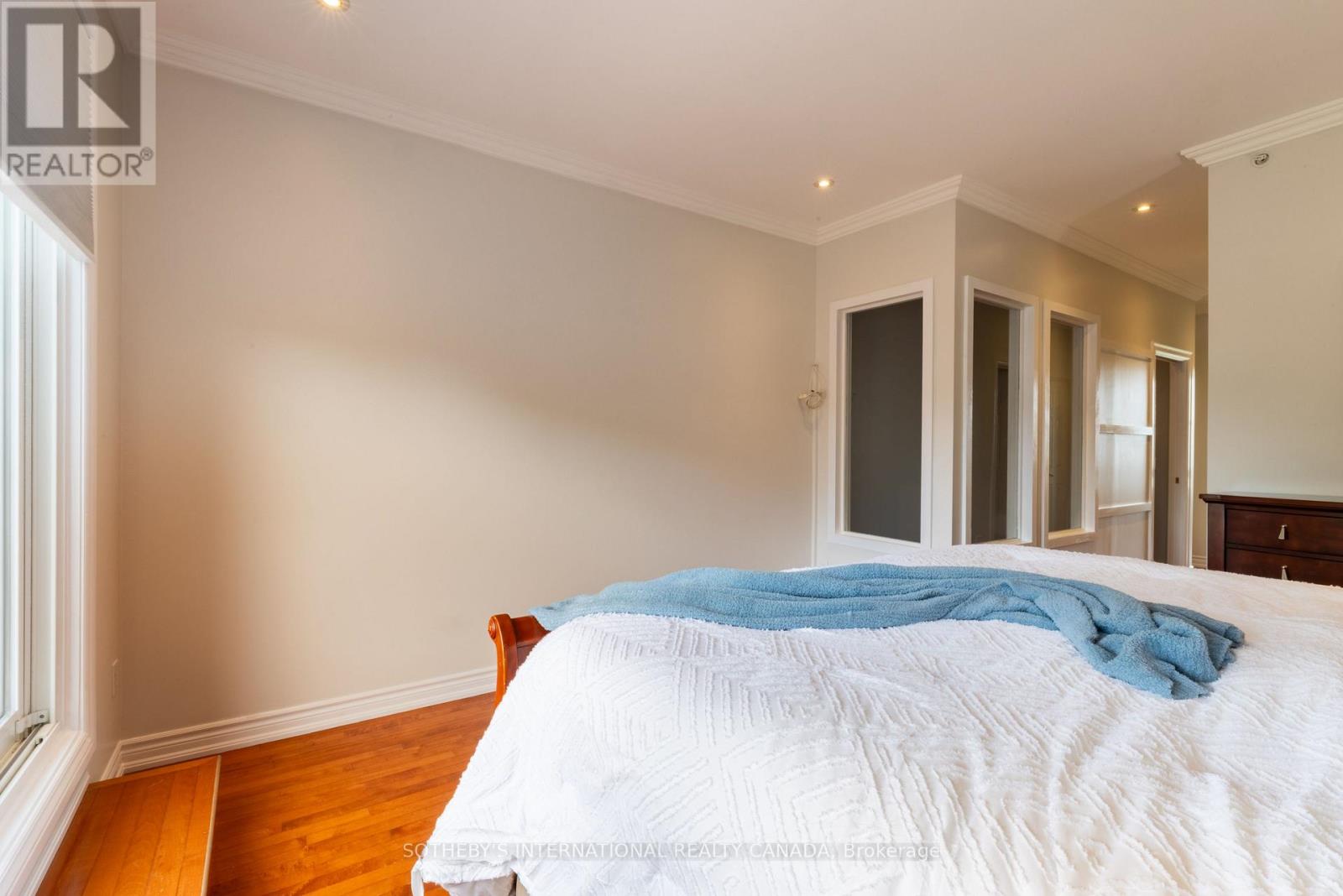 960A THE QUEENSWAY - 22
