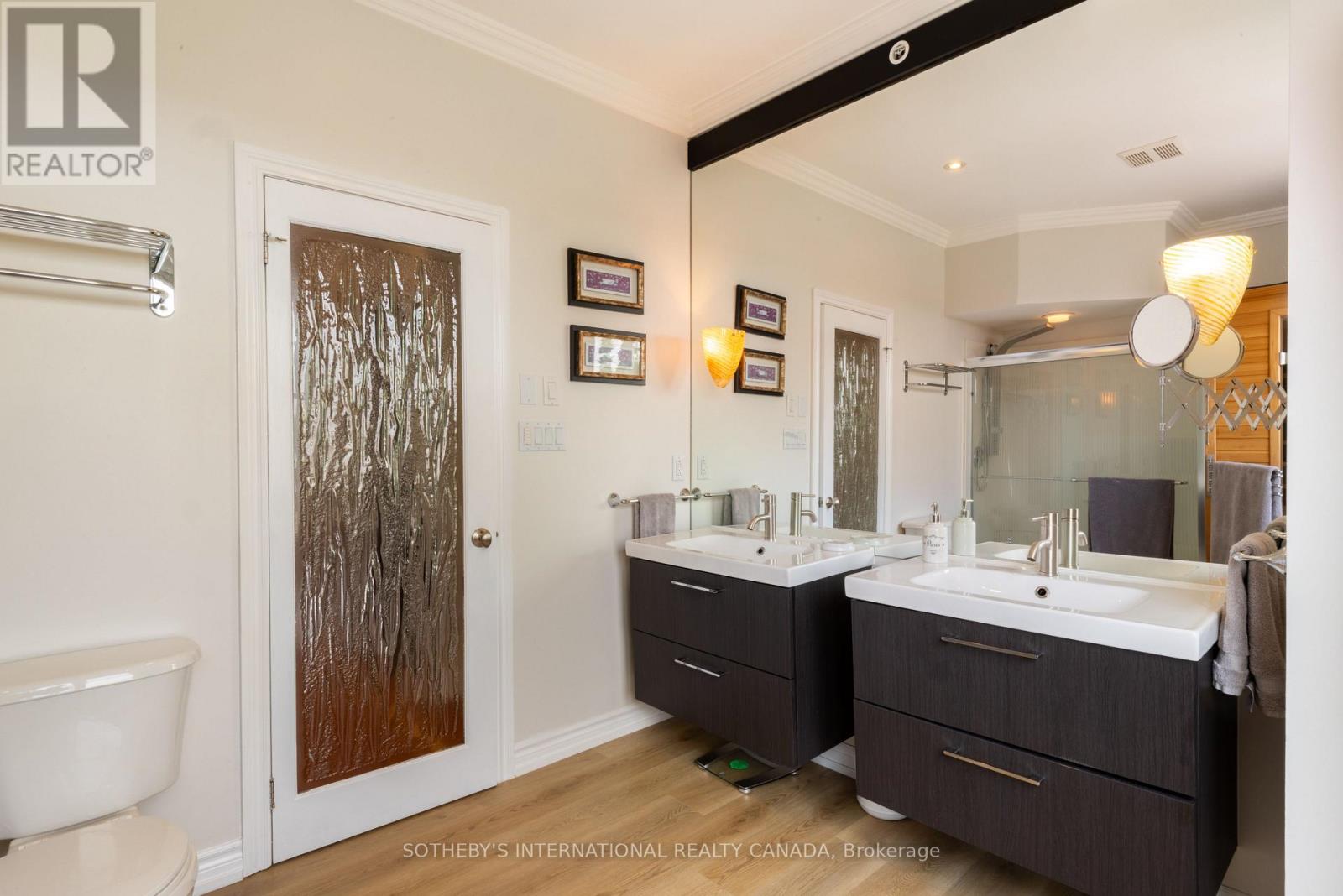 960A THE QUEENSWAY - 24