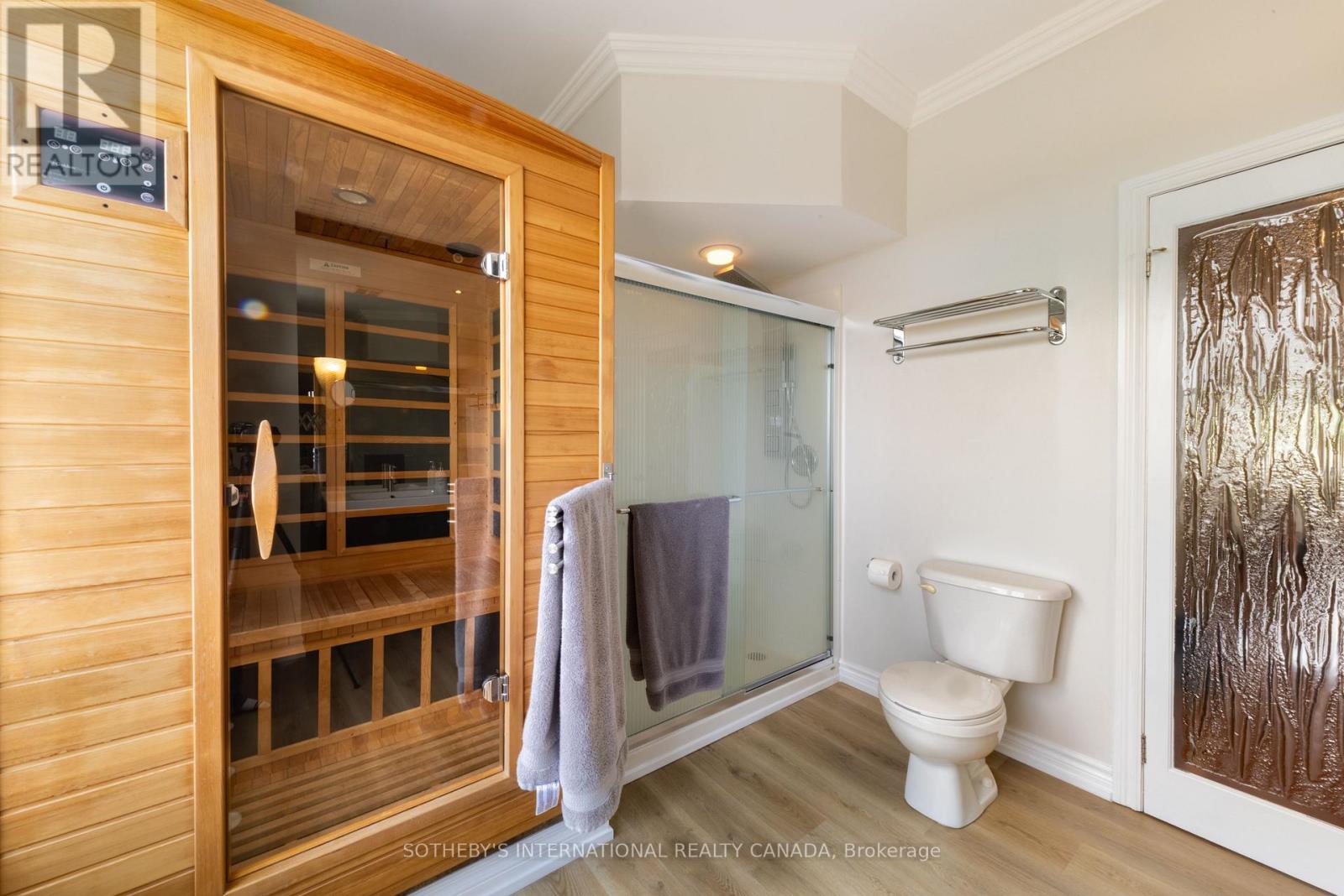 960A THE QUEENSWAY - 25