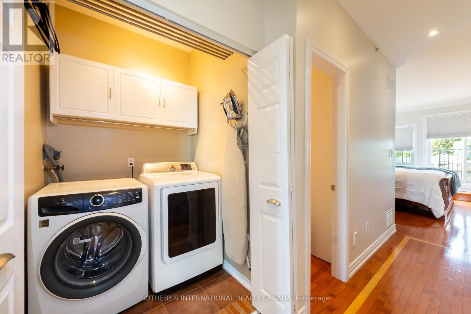 960A THE QUEENSWAY - 26