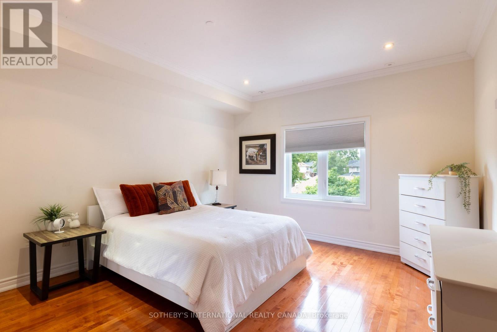 960A THE QUEENSWAY - Image 27