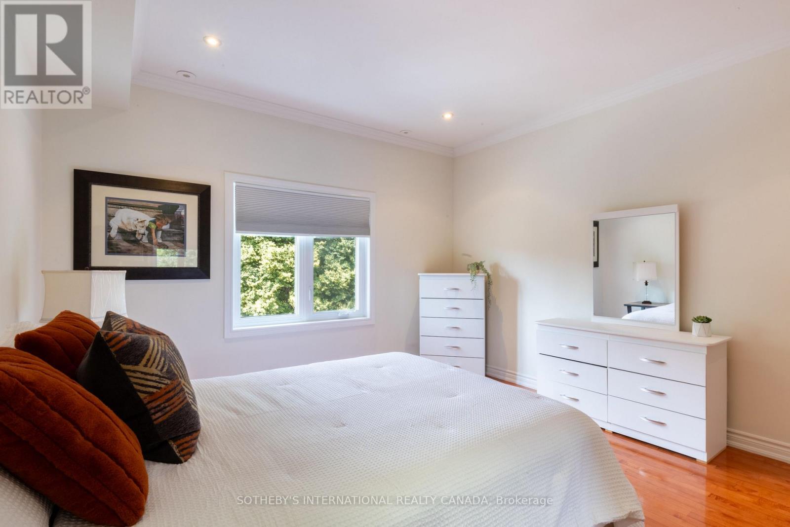 960A THE QUEENSWAY - 28