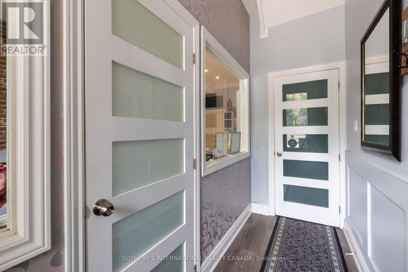 960A THE QUEENSWAY - 33