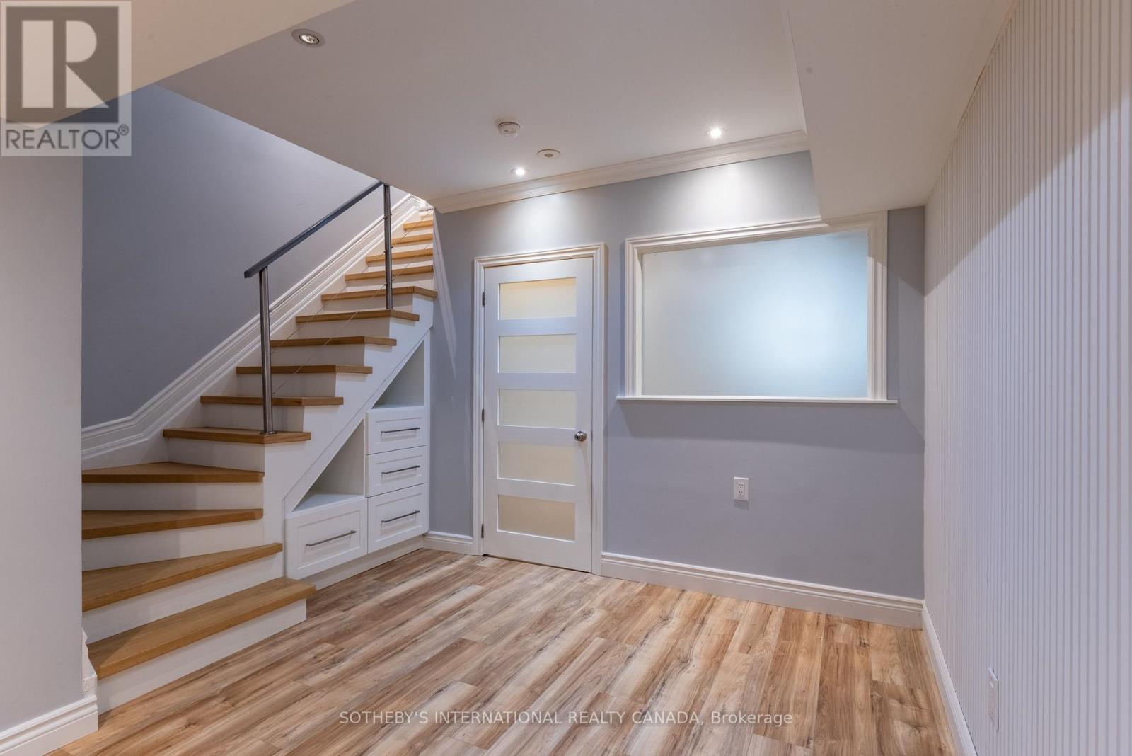 960A THE QUEENSWAY - 34