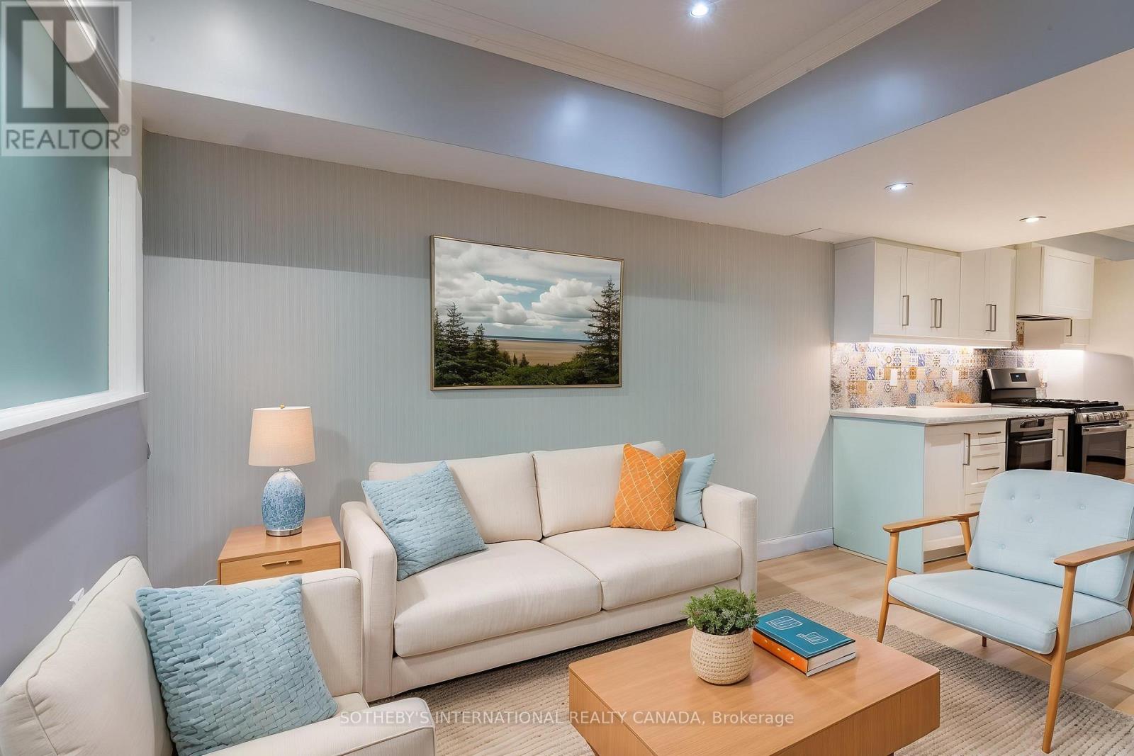 960A THE QUEENSWAY - 35