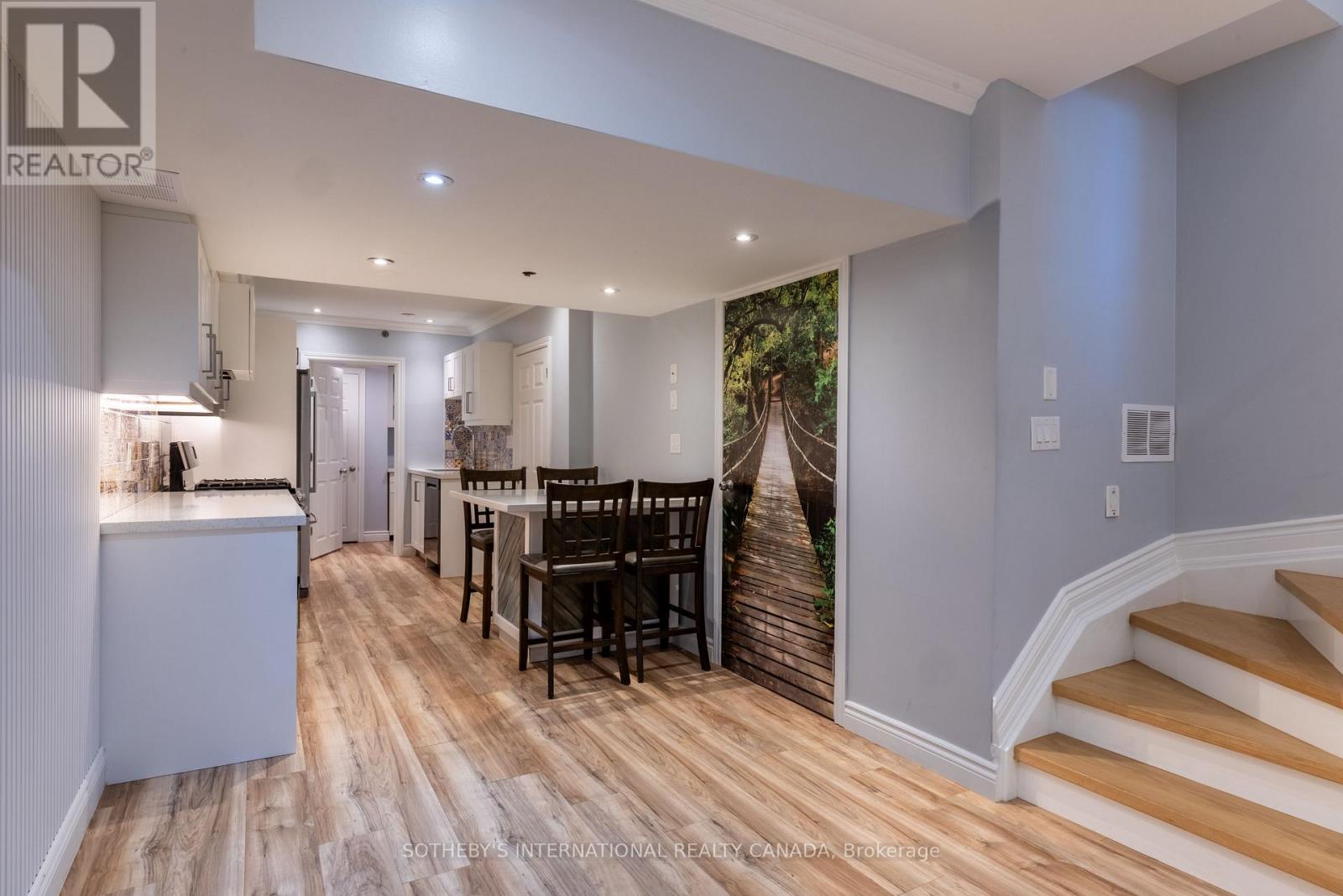 960A THE QUEENSWAY - 36