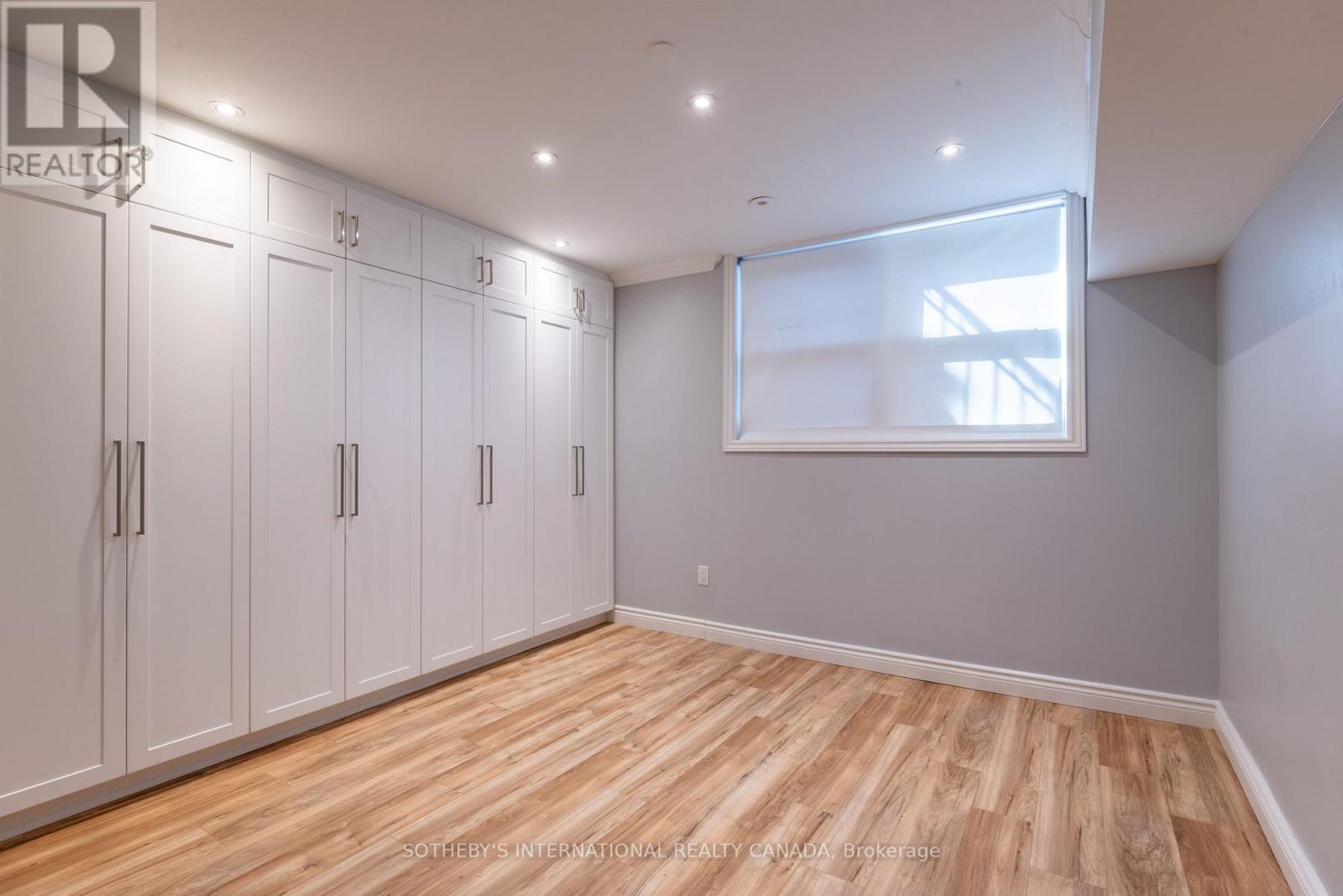960A THE QUEENSWAY - 39