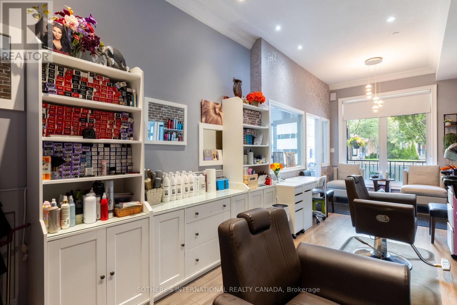 960A THE QUEENSWAY - 4