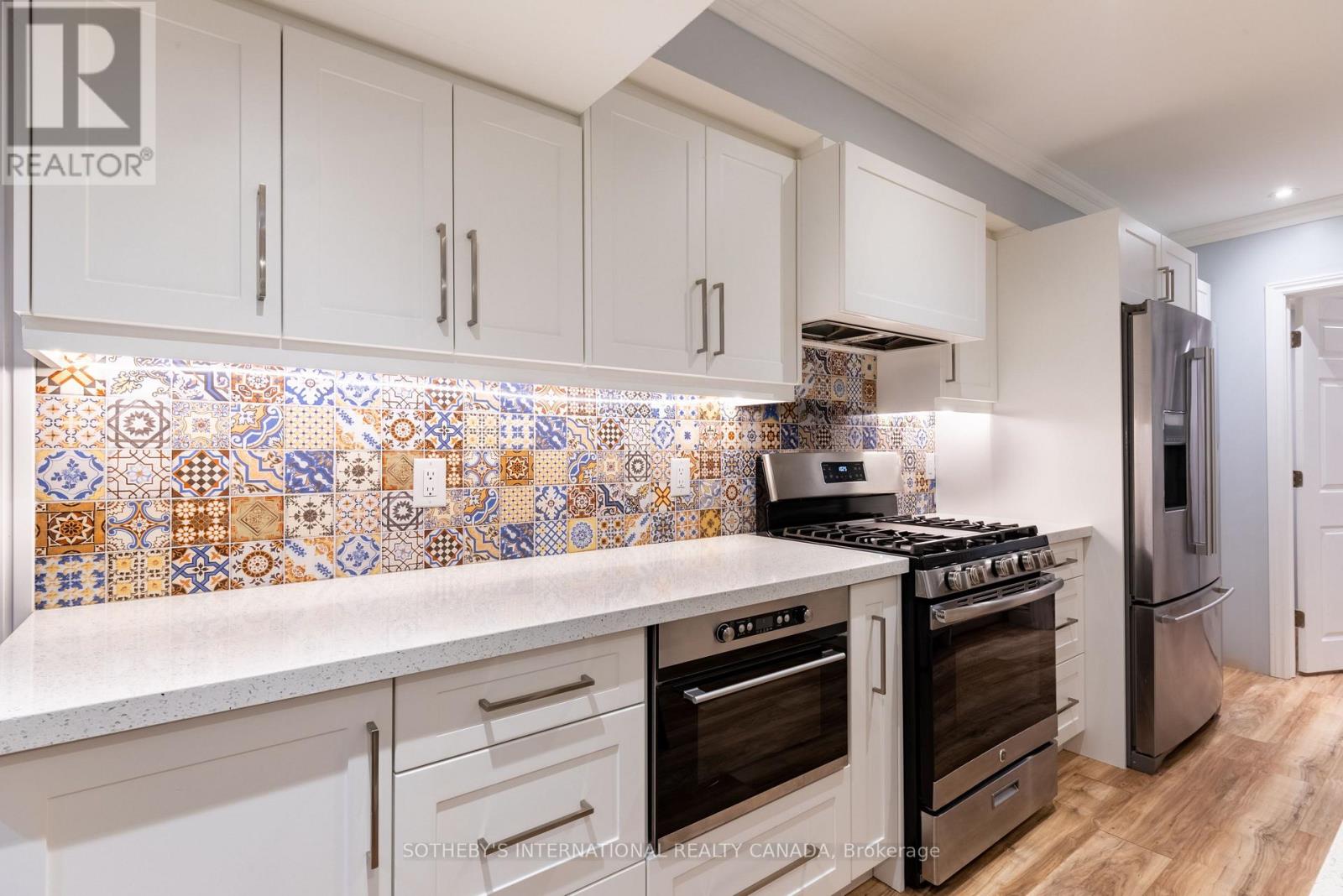960A THE QUEENSWAY - 40