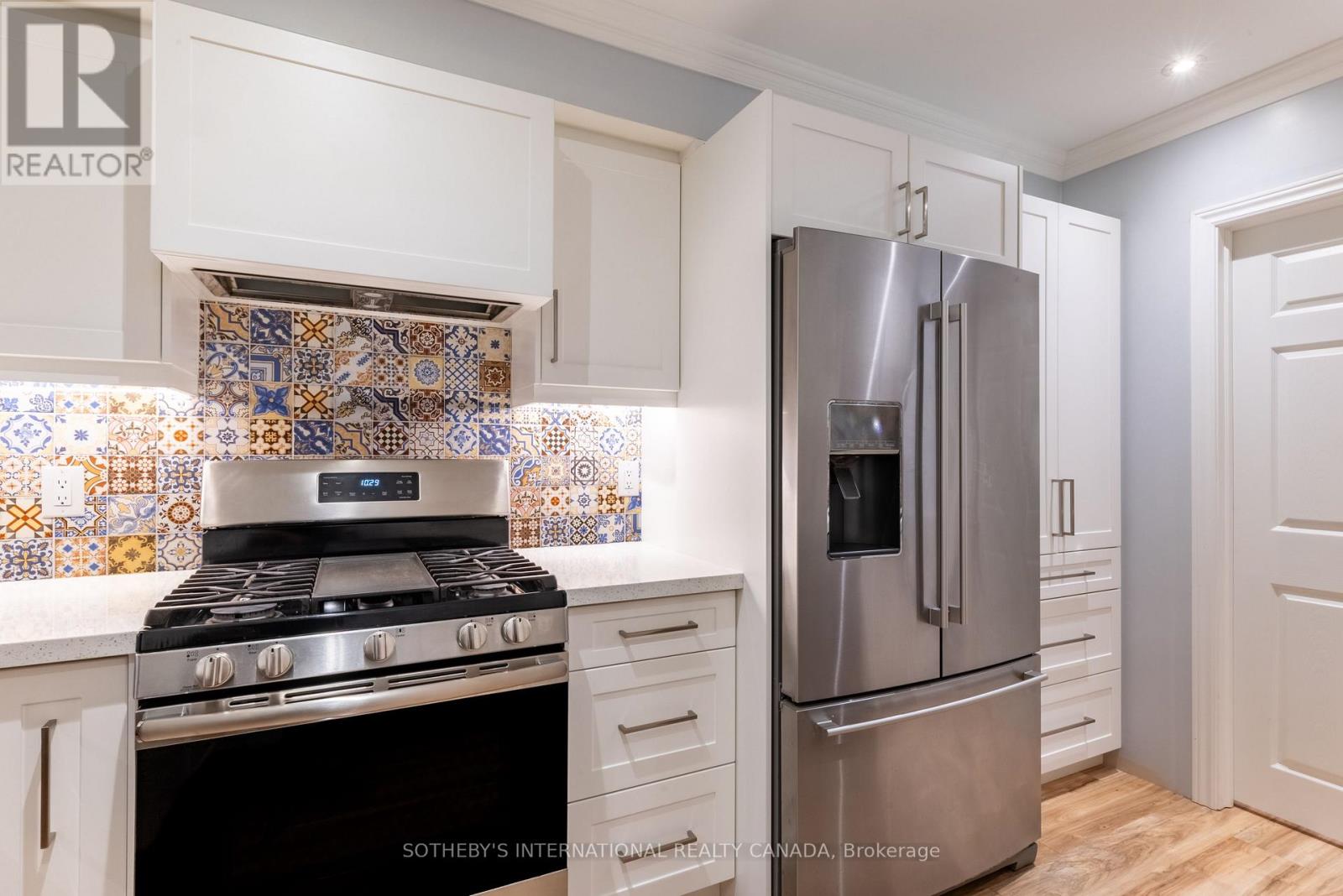 960A THE QUEENSWAY - 41