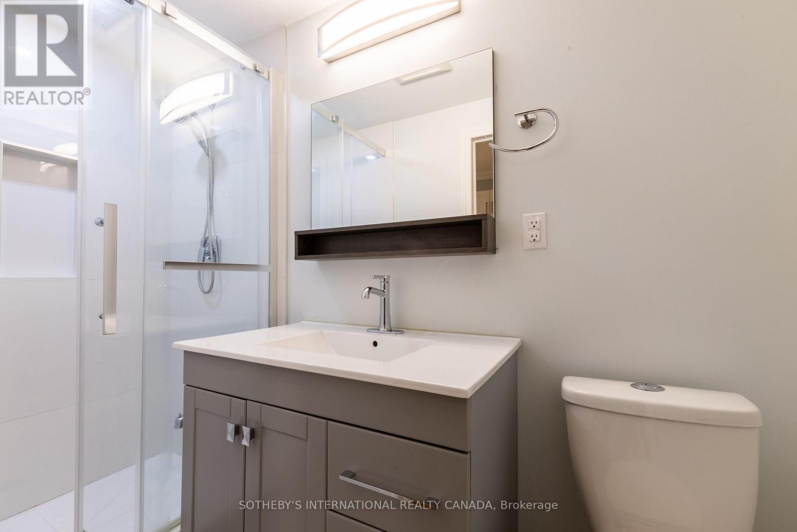 960A THE QUEENSWAY - 43