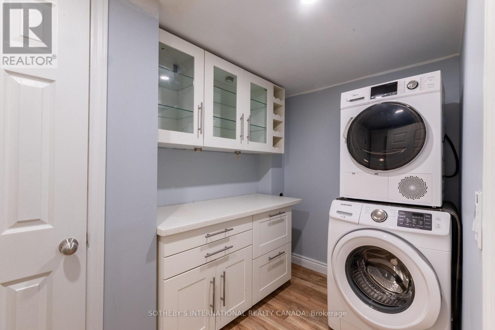 960A THE QUEENSWAY - 44