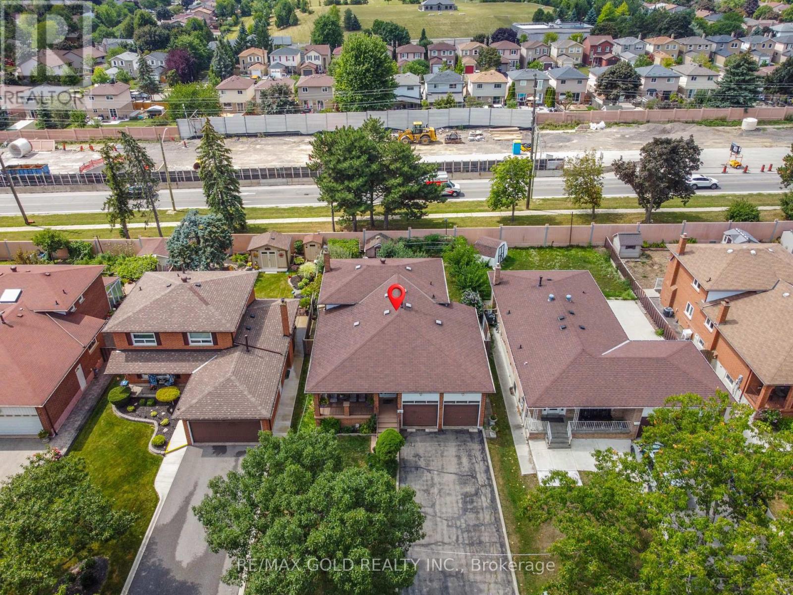 70 MALCOLM CRESCENT - 2