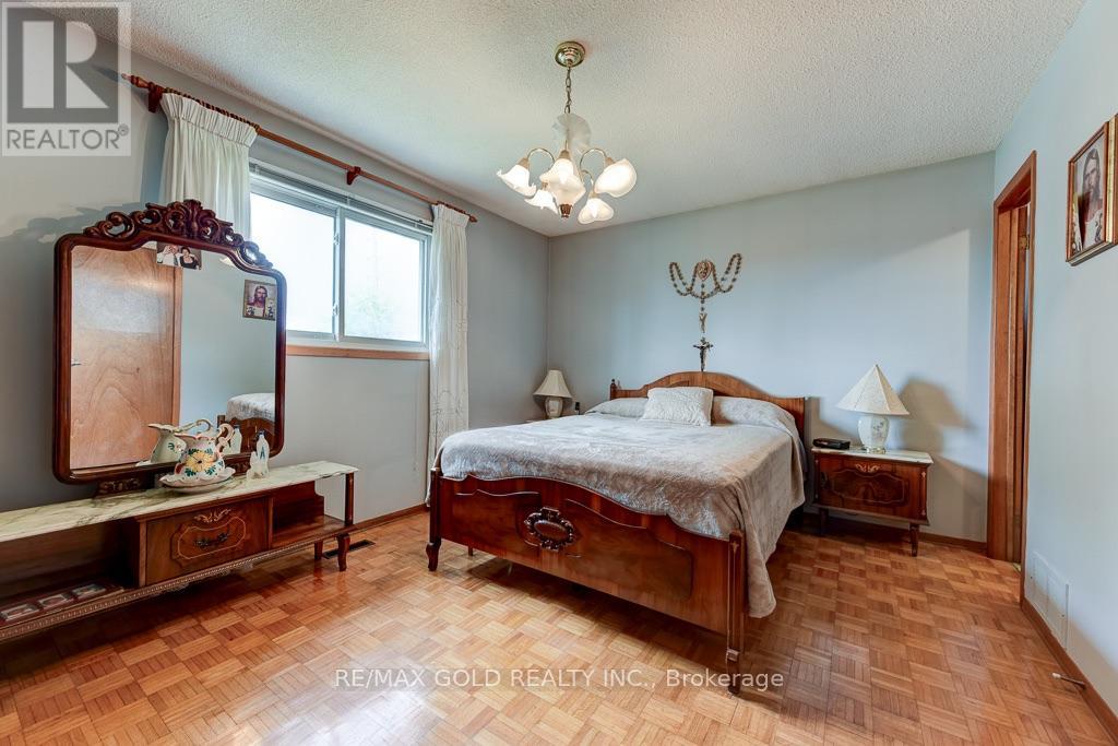 70 MALCOLM CRESCENT - 21